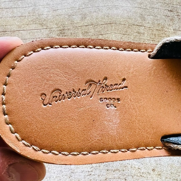 Universal Threads Size 6 Striped Sandals - Picture 9 of 10